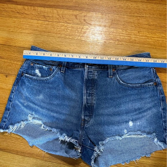 LEVI’S 501 Booty Shorts Denim Cut-offs Distressed Raw Hem Button Fly Womens W 34 - Picture 6 of 10